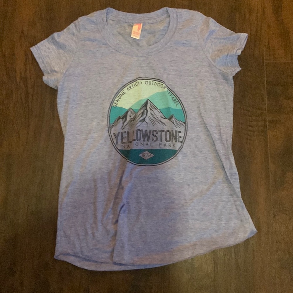Yellowstone park shirt. Size kids S. (Could fit Women’s S) Never worn